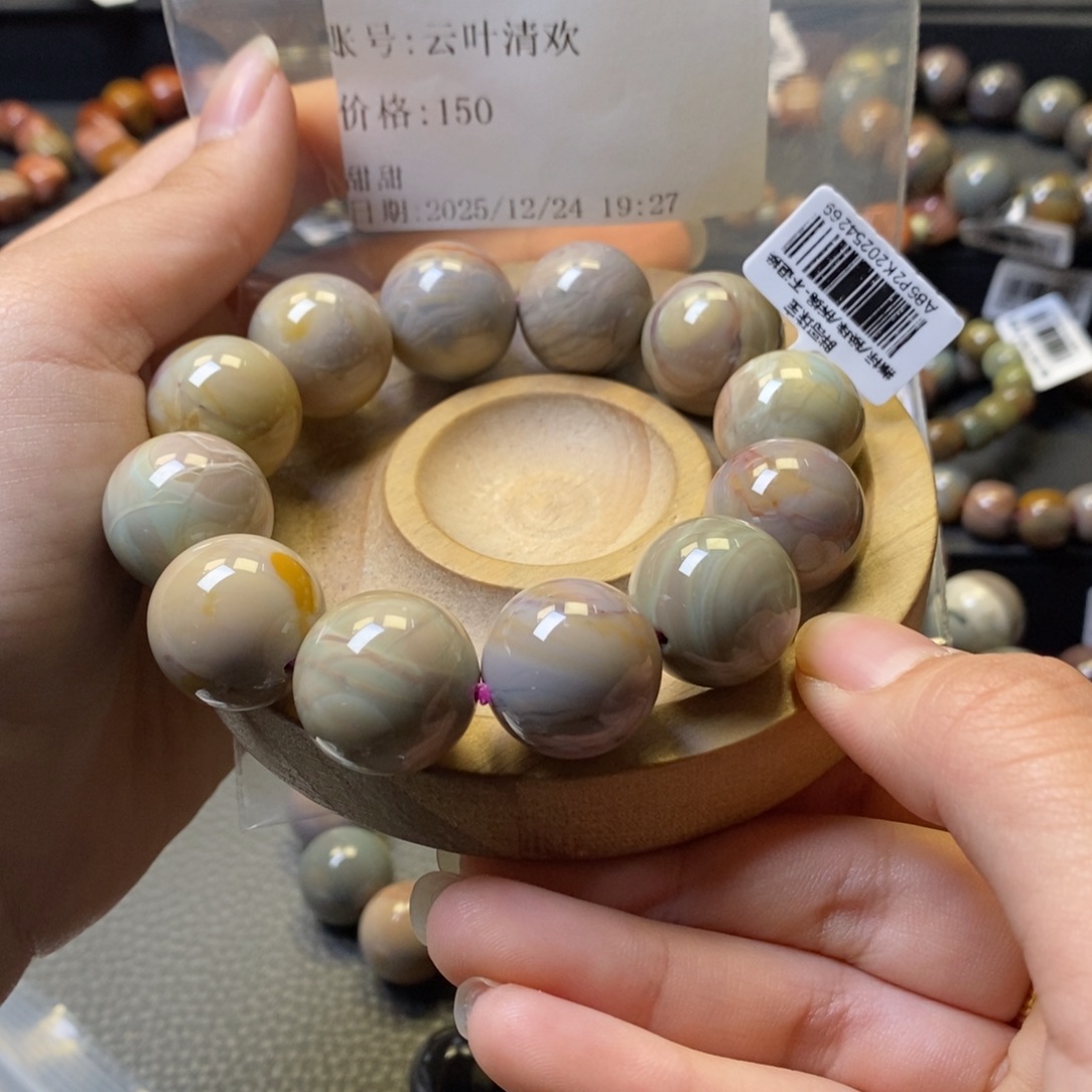 云***欢石英质玉未镶嵌手链