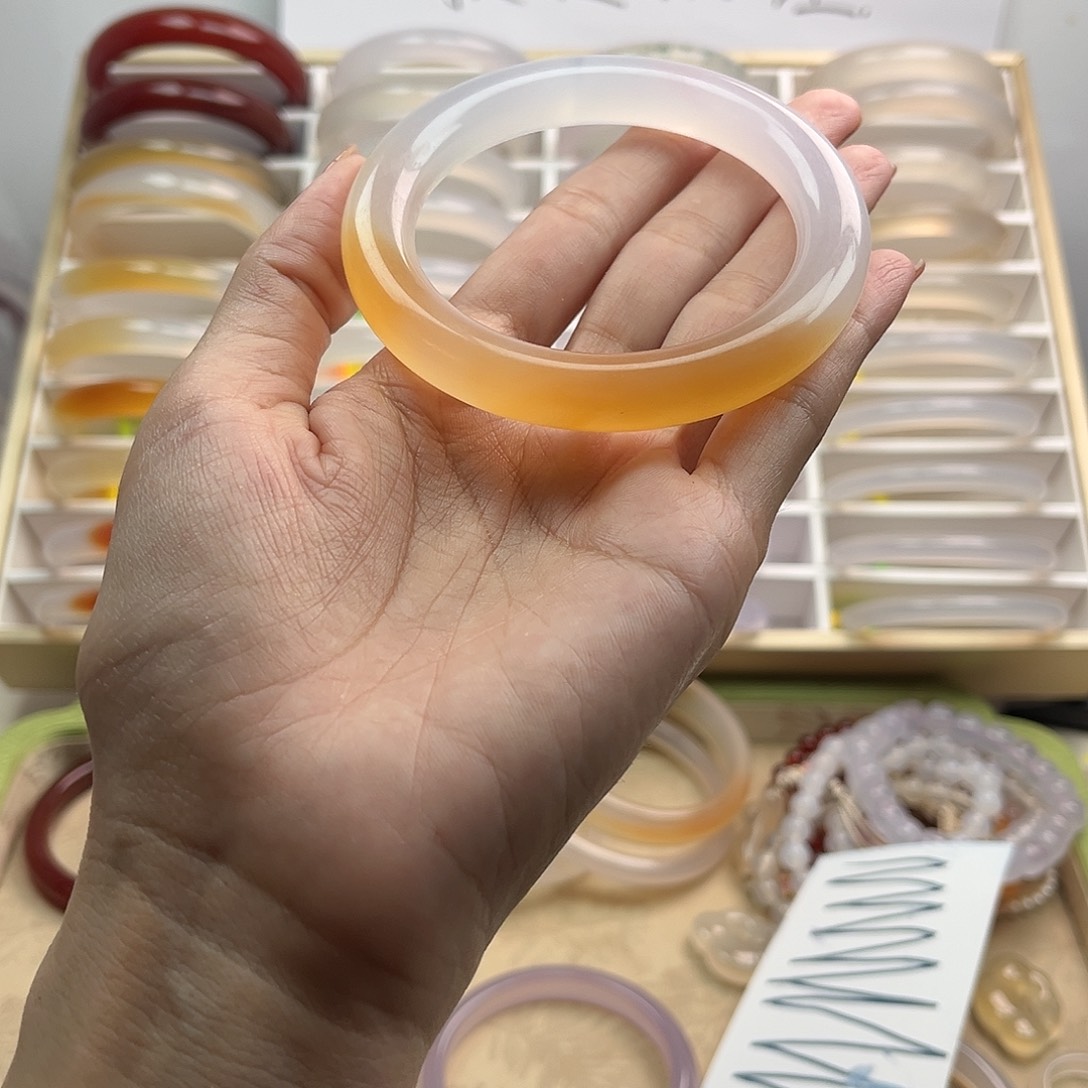 梁****手镯玛瑙/玉髓未镶嵌