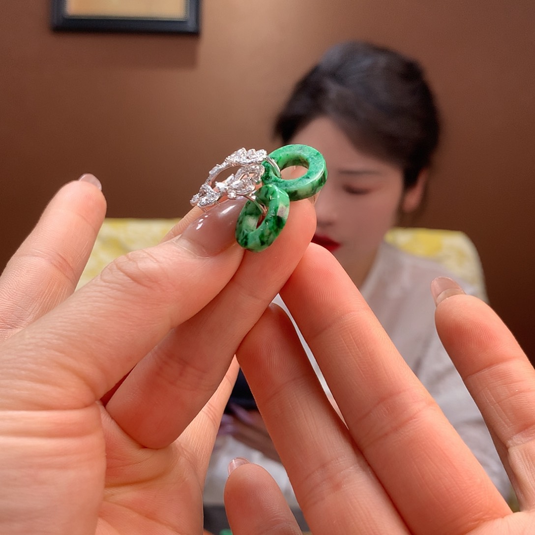 翡翠18K金镶嵌耳饰小*牛耳饰