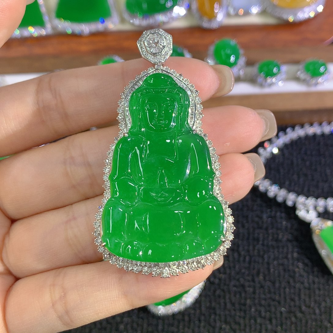 M***l翡翠18K金镶嵌颈饰观音