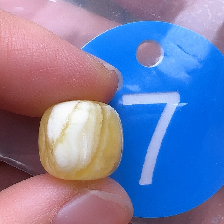 蜜蜡裸石未镶嵌微瑕12.5m m