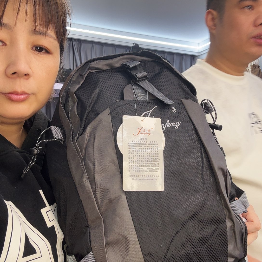 聚酯纤维双肩包黑登山