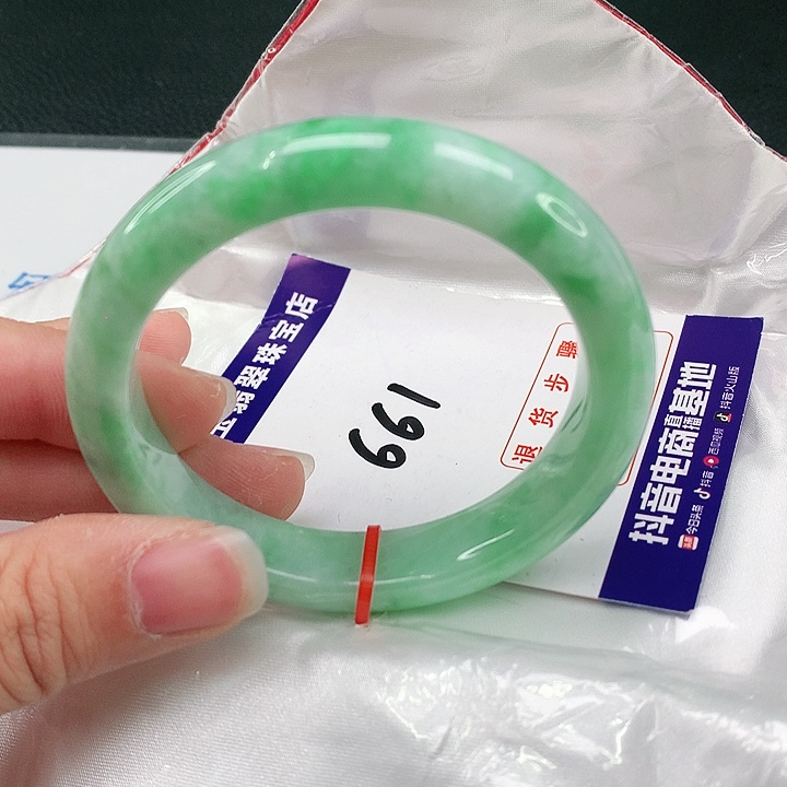 翡翠手镯未镶嵌翡翠