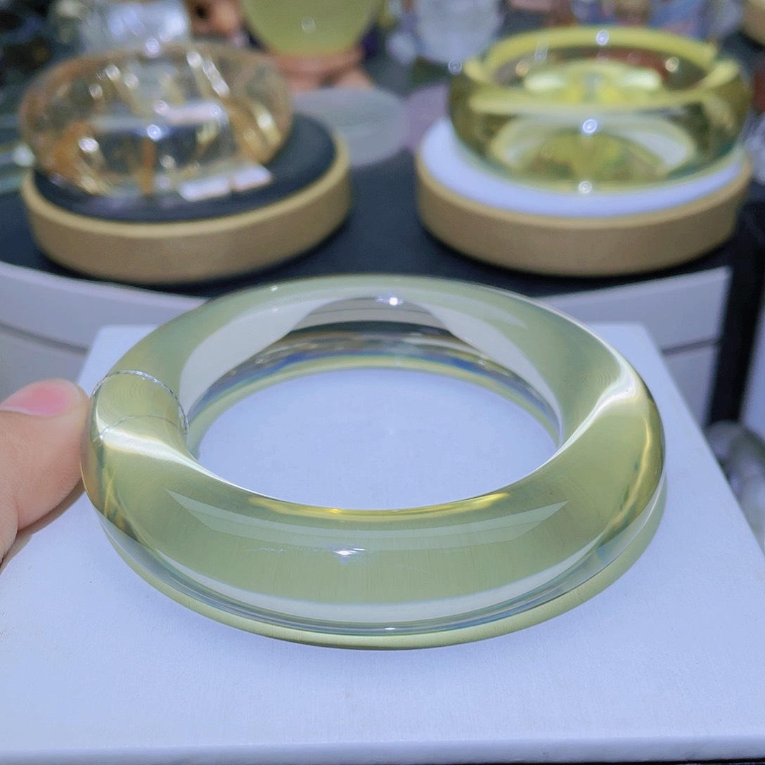 水晶手镯未镶嵌城***开天然纯净体黄水晶手镯