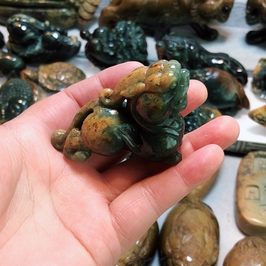 岫岩河磨玉（透闪石质玉）把件未镶嵌醉**歌