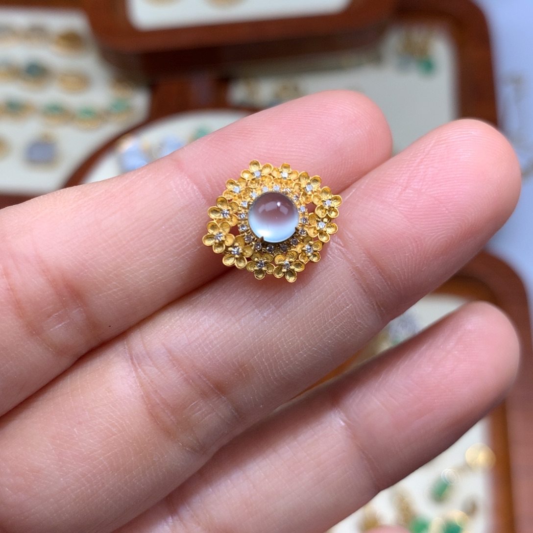 翡翠18K金镶嵌毛衣链蛋面