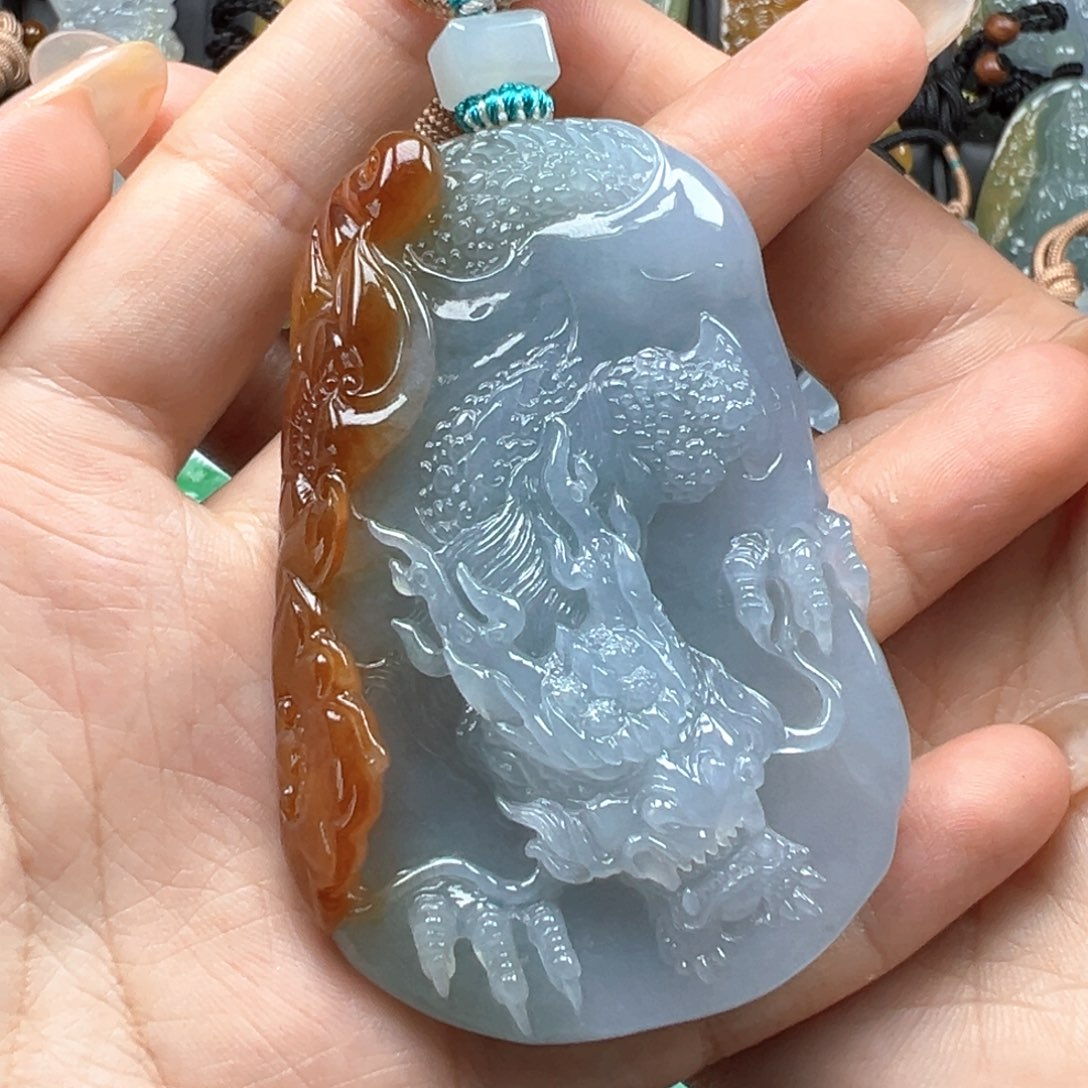 翡翠未镶嵌颈饰龙