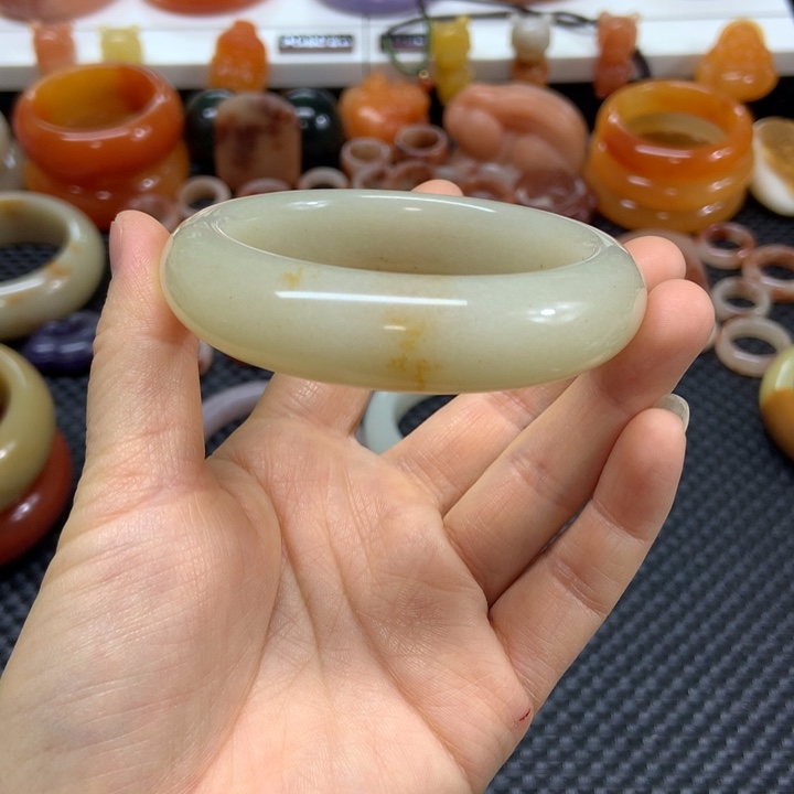 石英质玉未镶嵌手镯