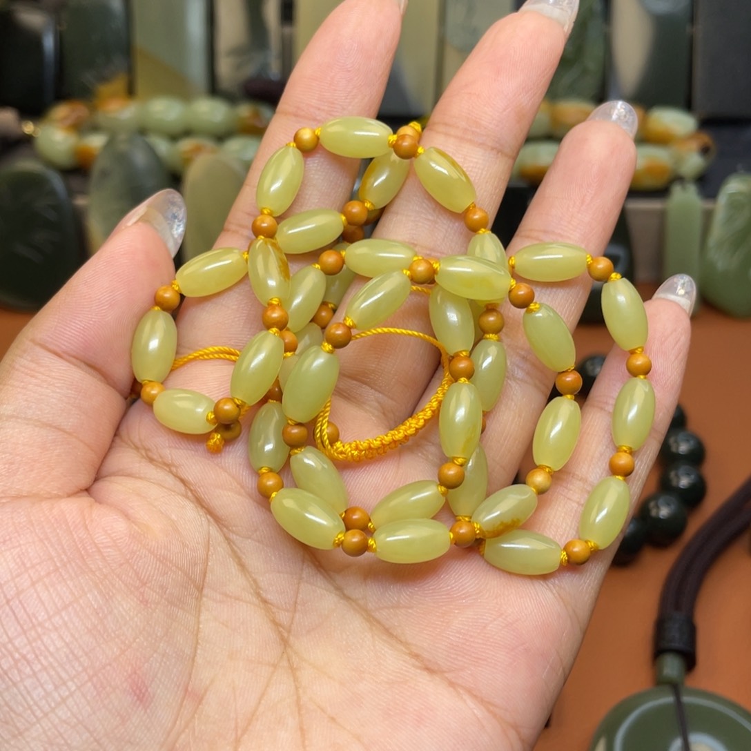 门***徒手链未镶嵌岫岩河磨玉（透闪石质玉）