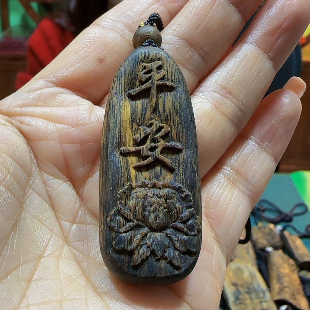 沉香吊坠海南白奇乌身瘤疤雕刻平安带绳7.4克