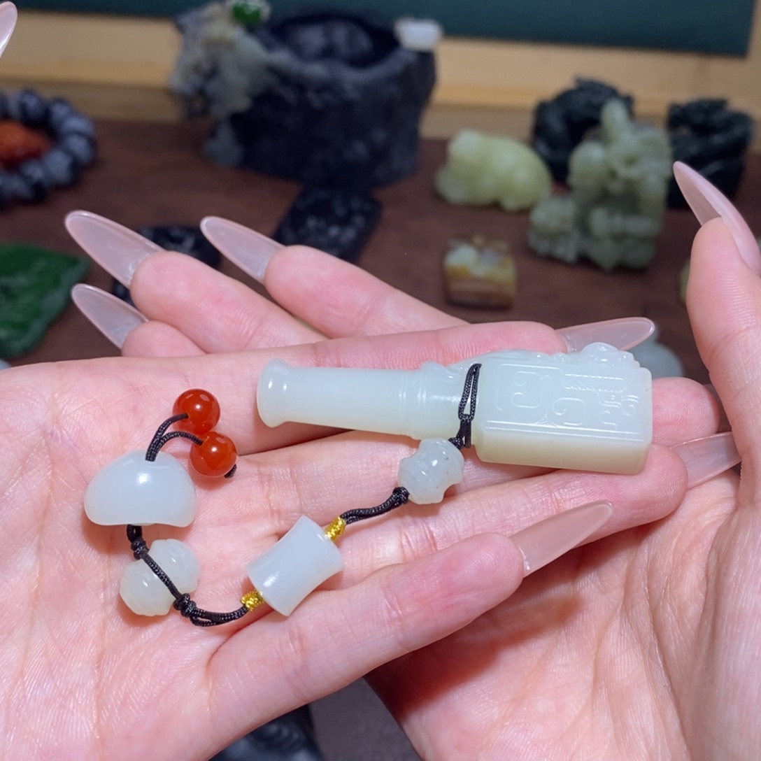 褚***5和田玉未镶嵌颈饰