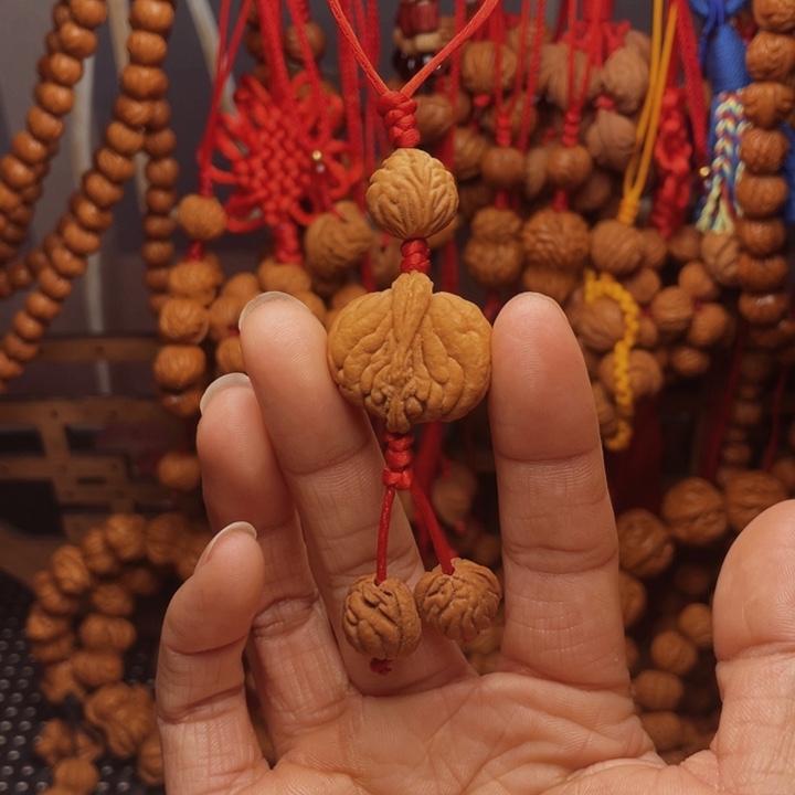 木质类龙纹桃枭挂件