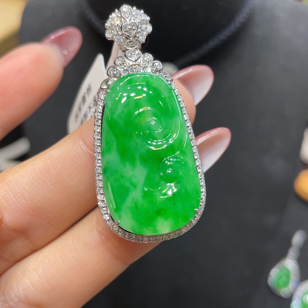 翡翠18K金镶嵌颈饰天然缅甸翡翠a货