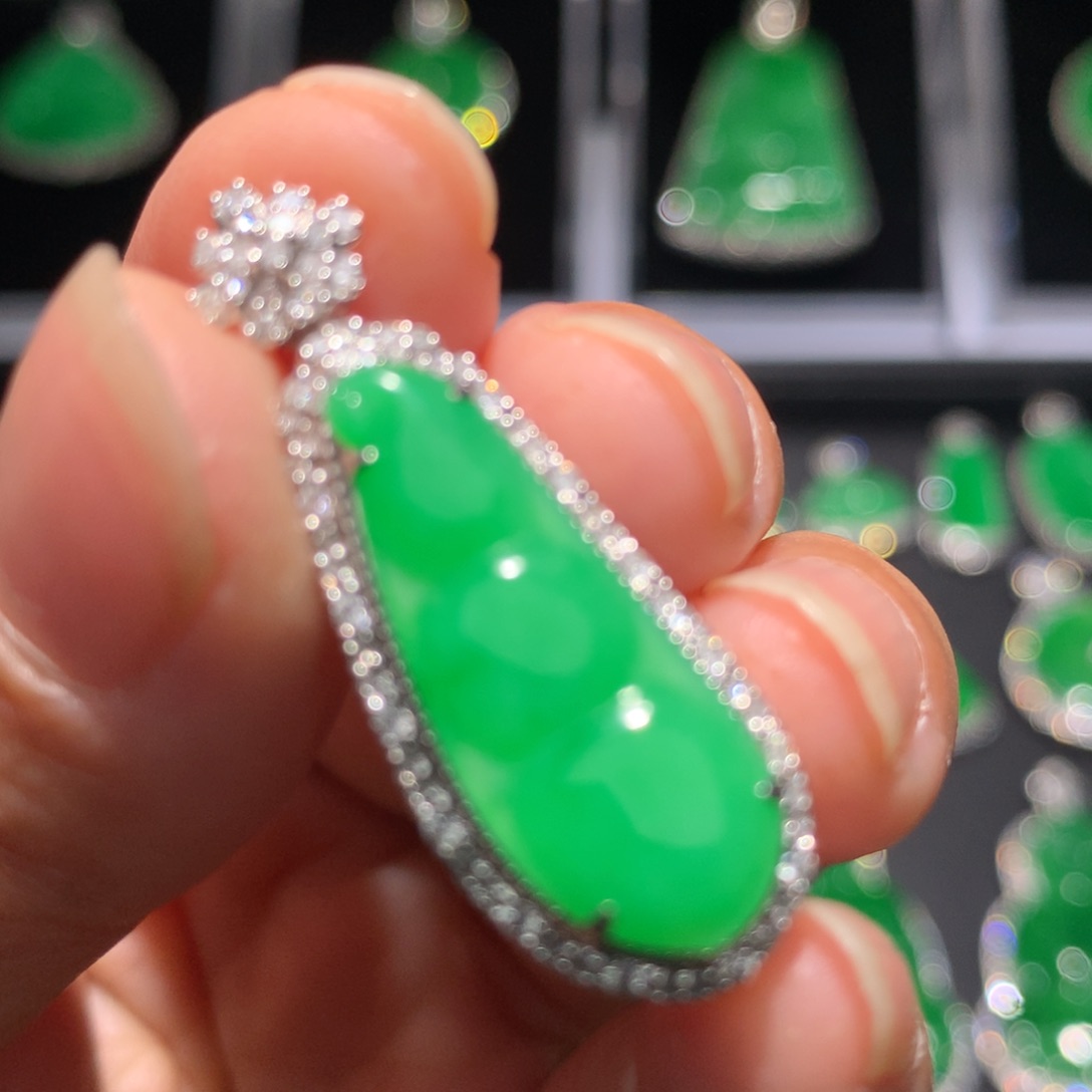 翡翠颈饰18K金镶嵌翡翠