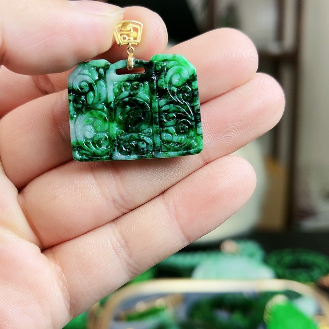 翡翠颈饰18K金镶嵌吊坠