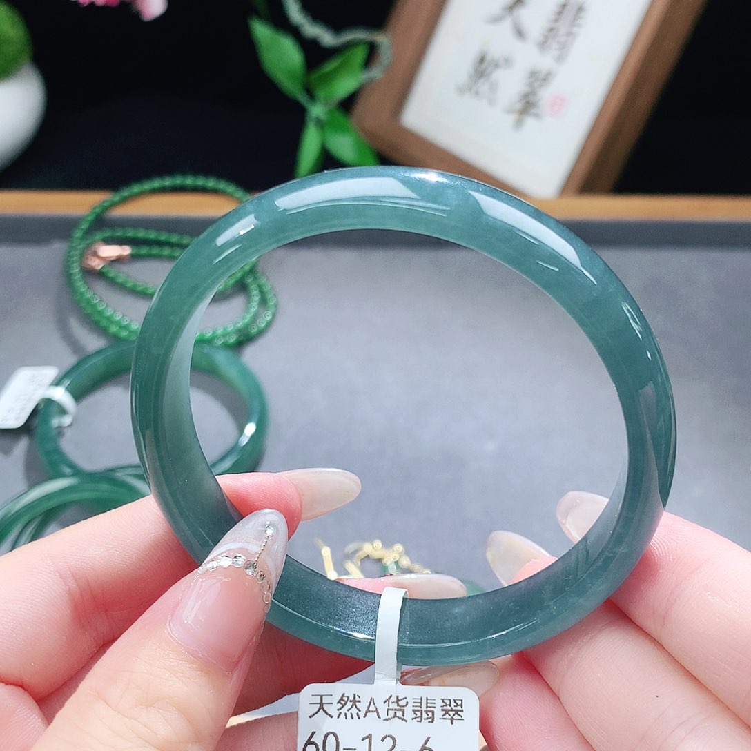 翡翠手镯（圆镯）未镶嵌