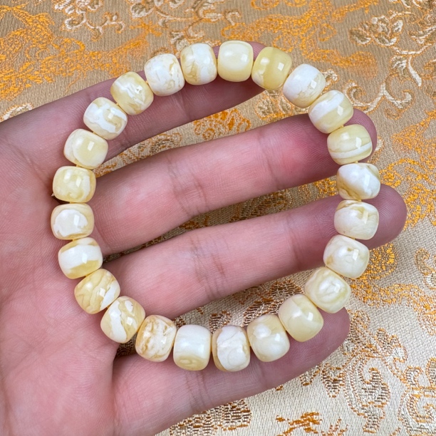 9.5mm 12.06 精品原矿瓷白妖花俄料蜜蜡手串 保真保质检有证书