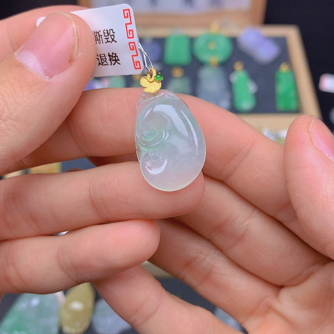 翡翠颈饰18K金镶嵌翡翠