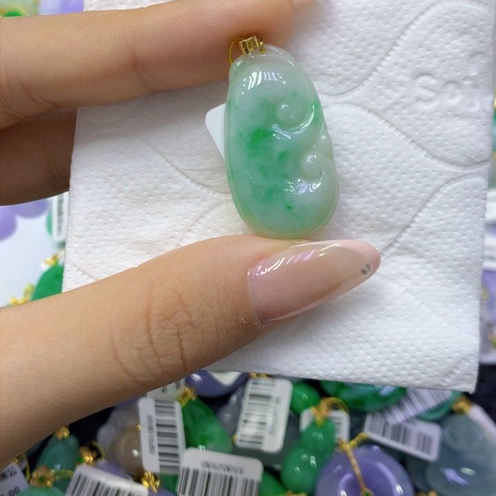 颈饰18K金镶嵌翡翠
