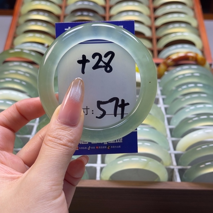 岫玉手镯未镶嵌心**成