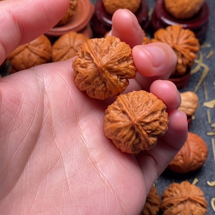 文玩核桃吊坠珊瑚纹