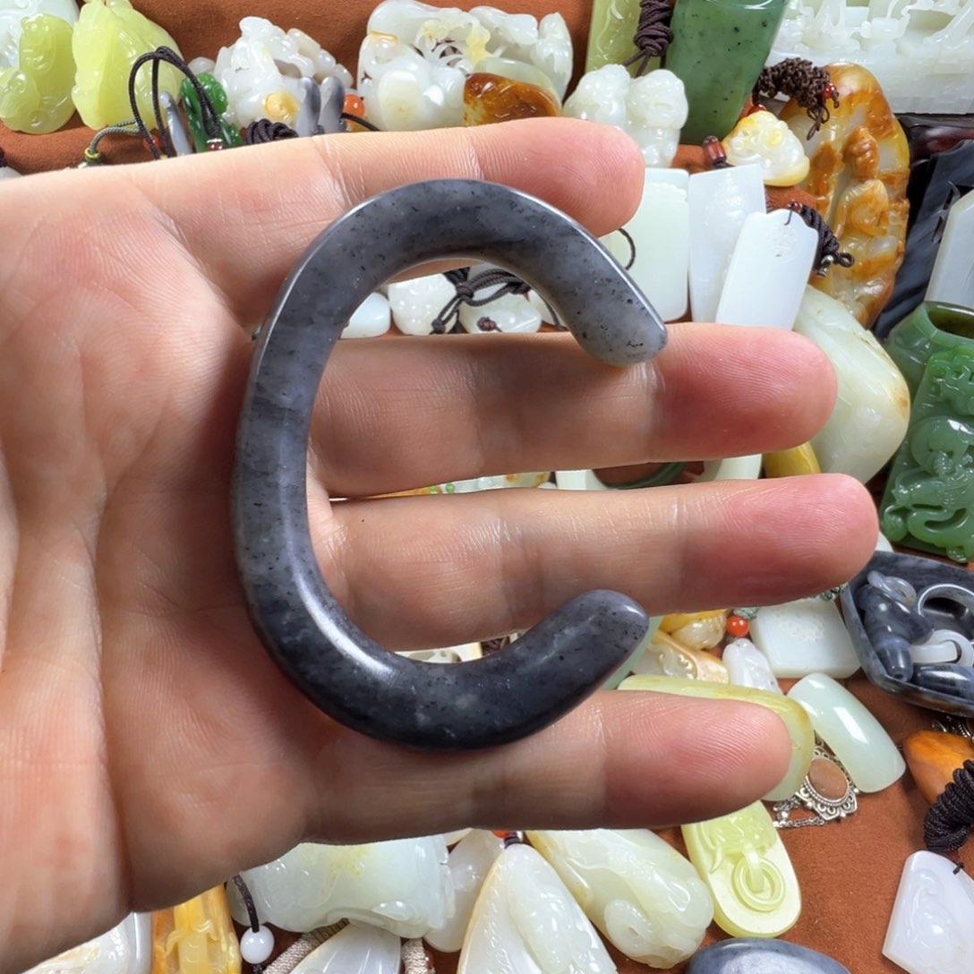 和田玉（墨玉）颈饰未镶嵌