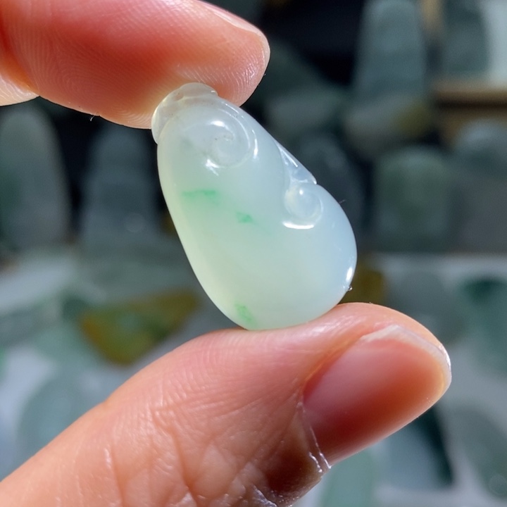 翡翠未镶嵌颈饰如意