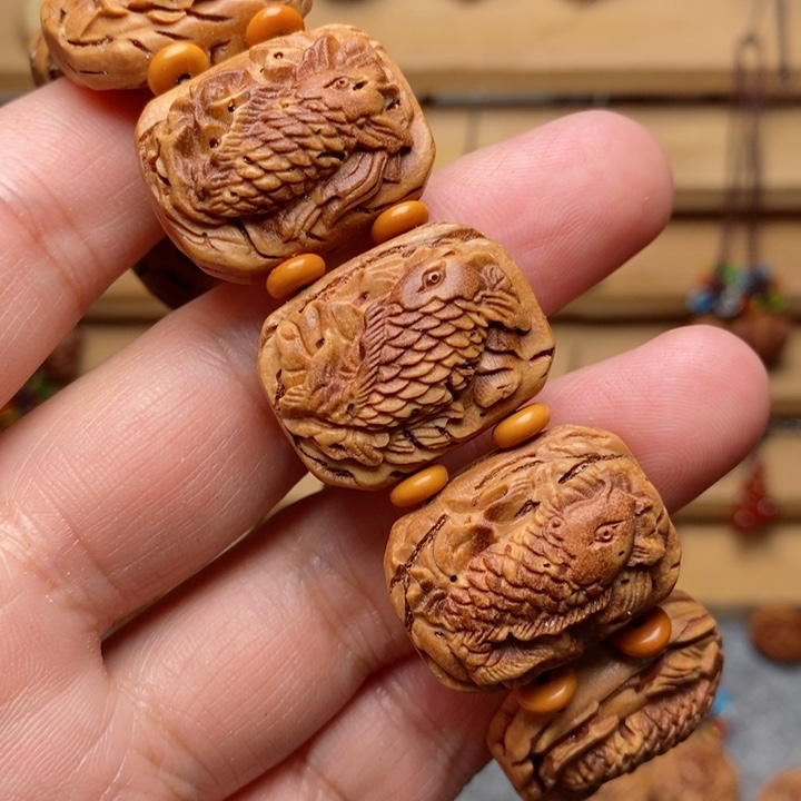 桃核雕刻鲤鱼手串