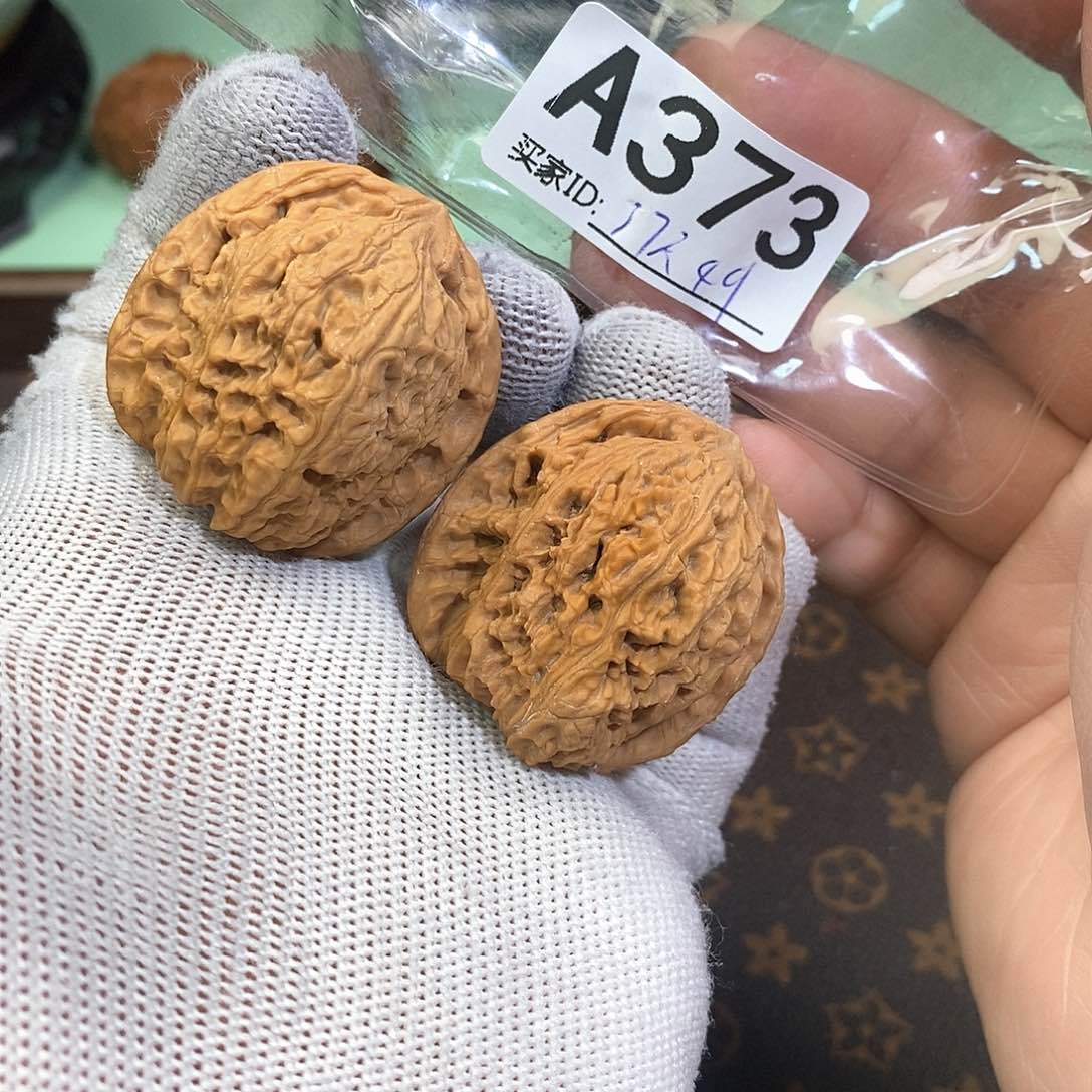 桃核把件南疆石37尺。