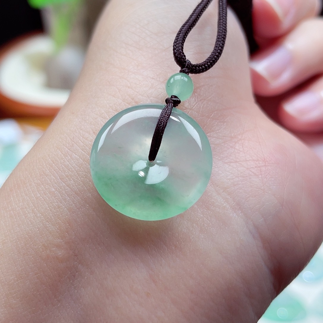 翡翠颈饰未镶嵌平安扣