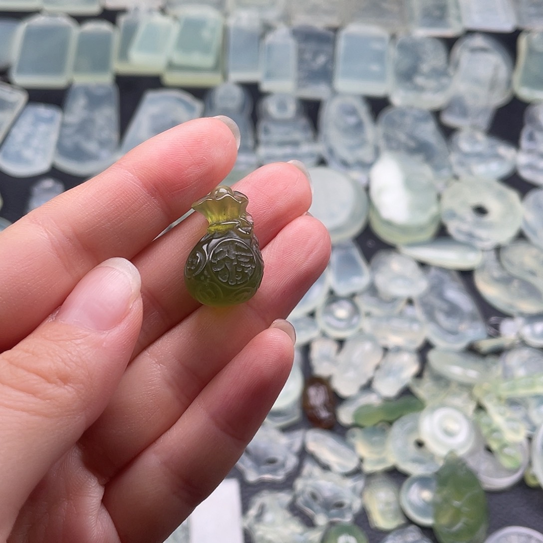 未镶嵌岫玉颈饰福袋