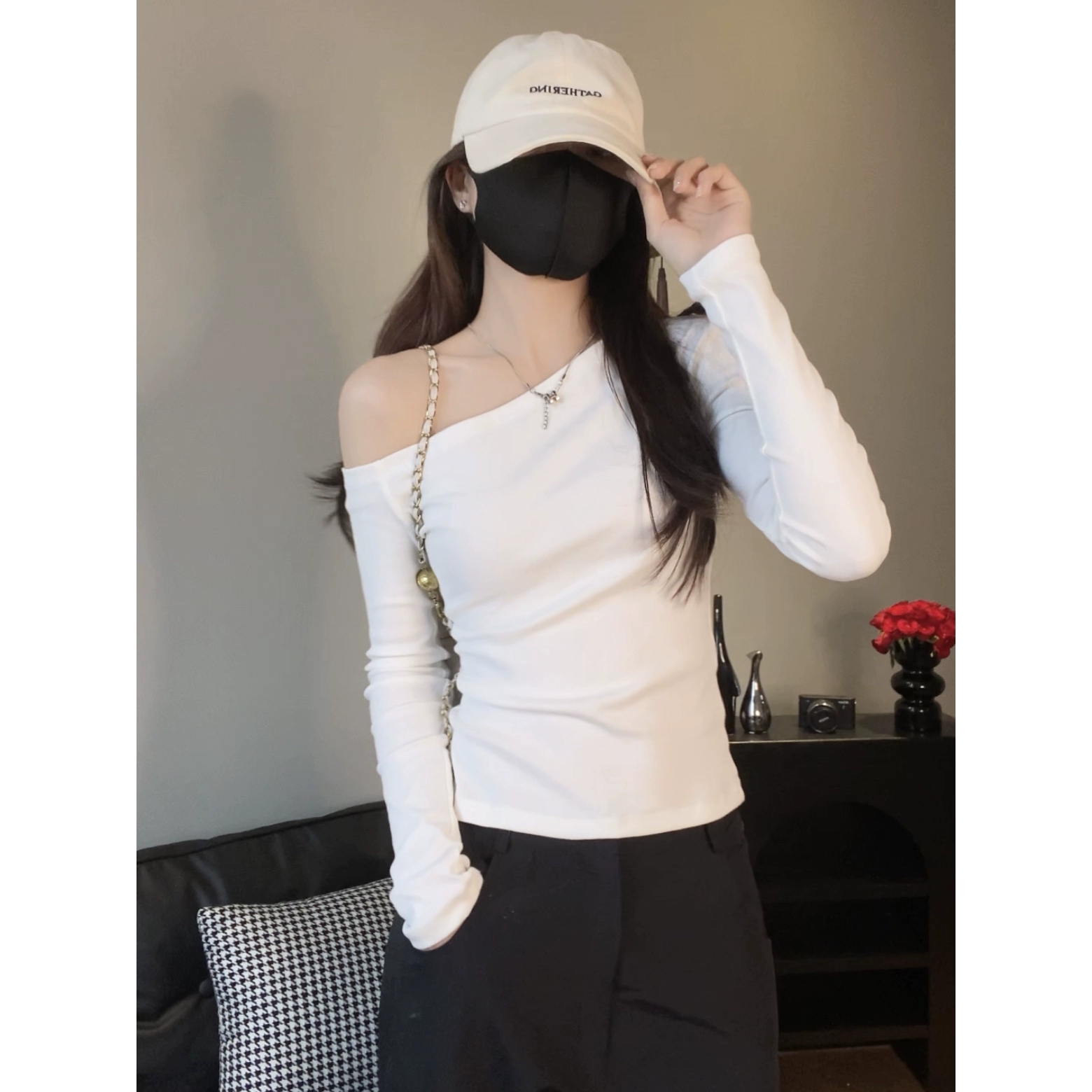  辣妹黑色斜露肩长袖t恤设计小众紧身短款内搭打底衫显瘦别致上衣