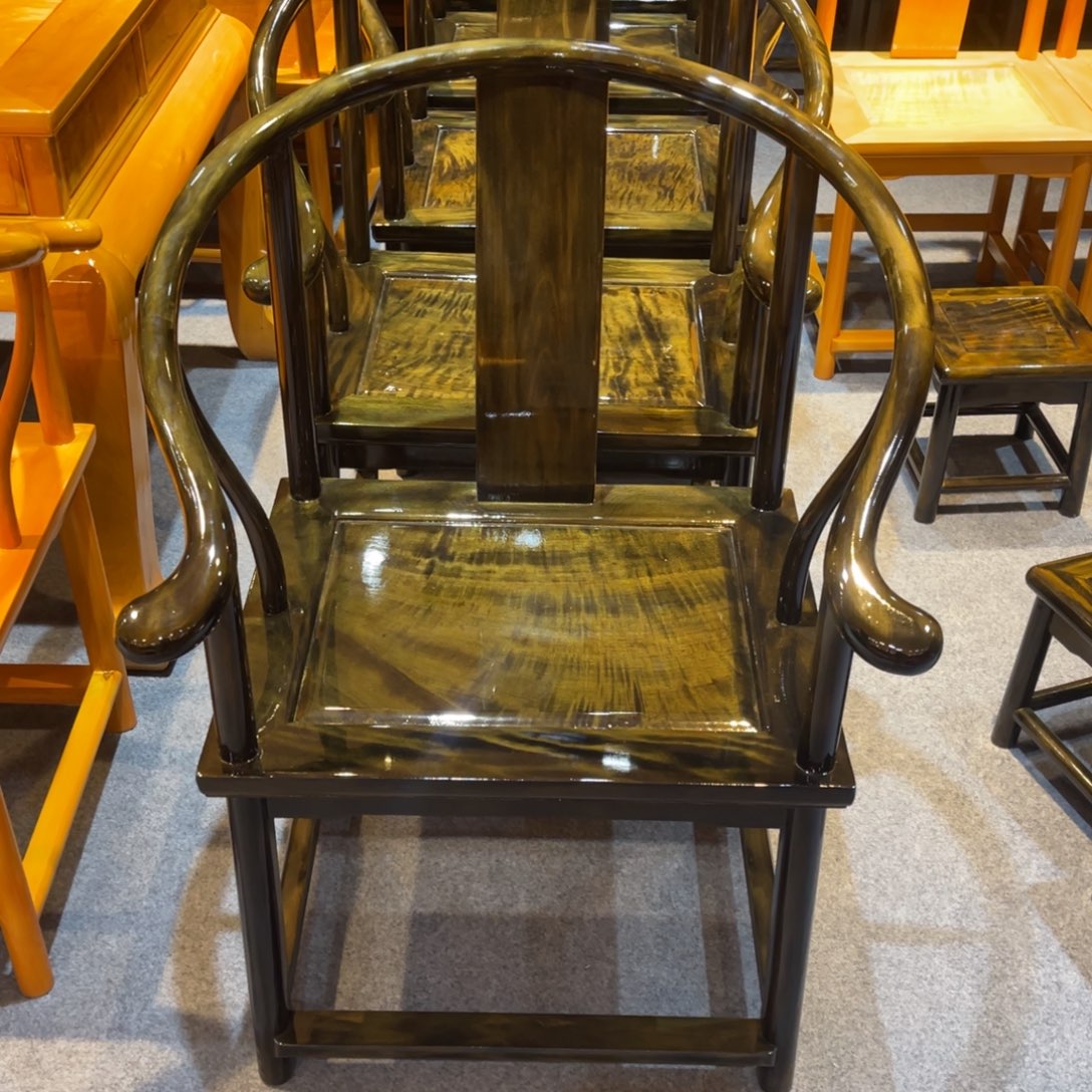 为****成套家具紫檀木类，大叶圈椅两张