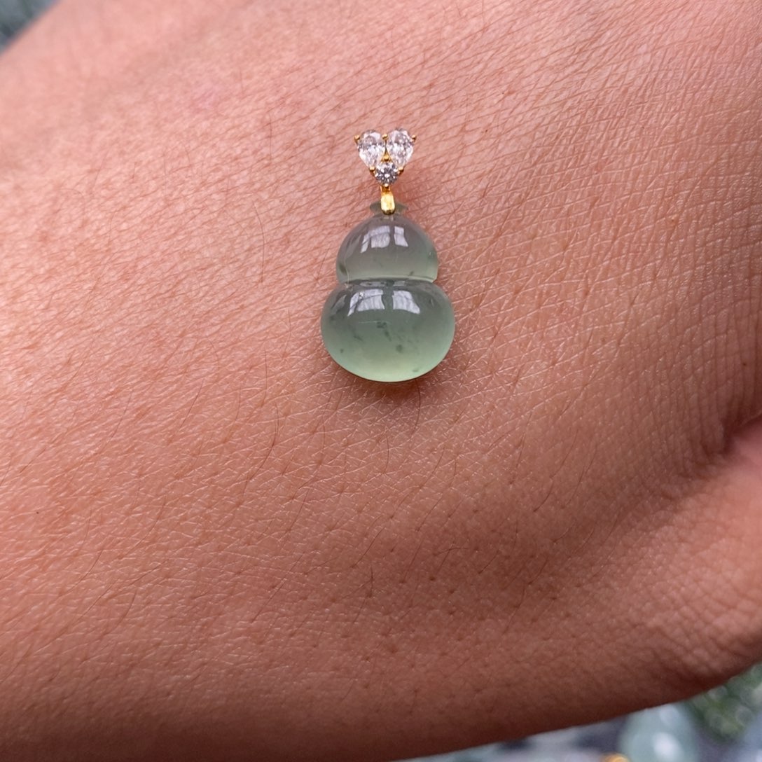 观***在翡翠18K金镶嵌颈饰