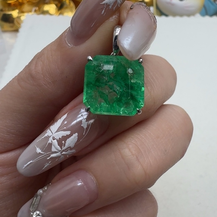 18K金镶嵌颈饰祖母绿