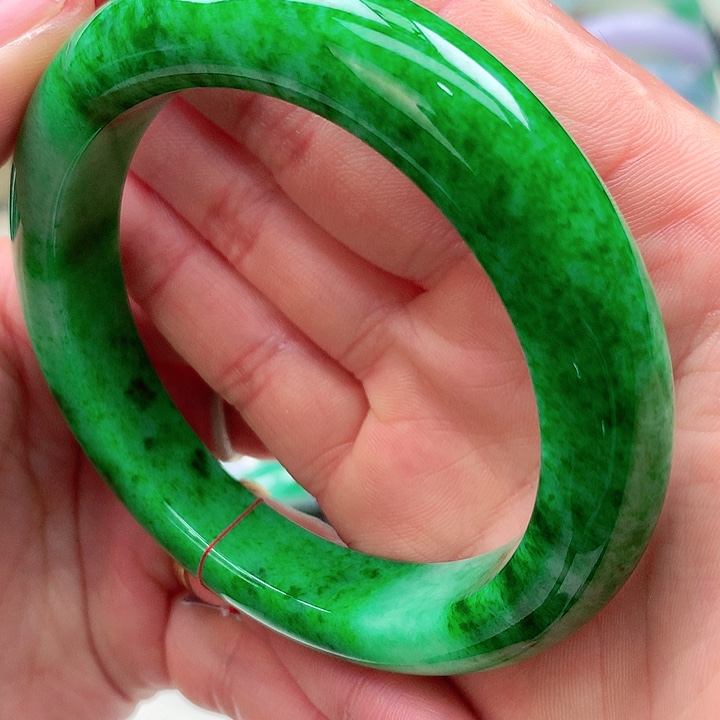 谭***卷翡翠未镶嵌手镯付定金30000元未付尾款98000