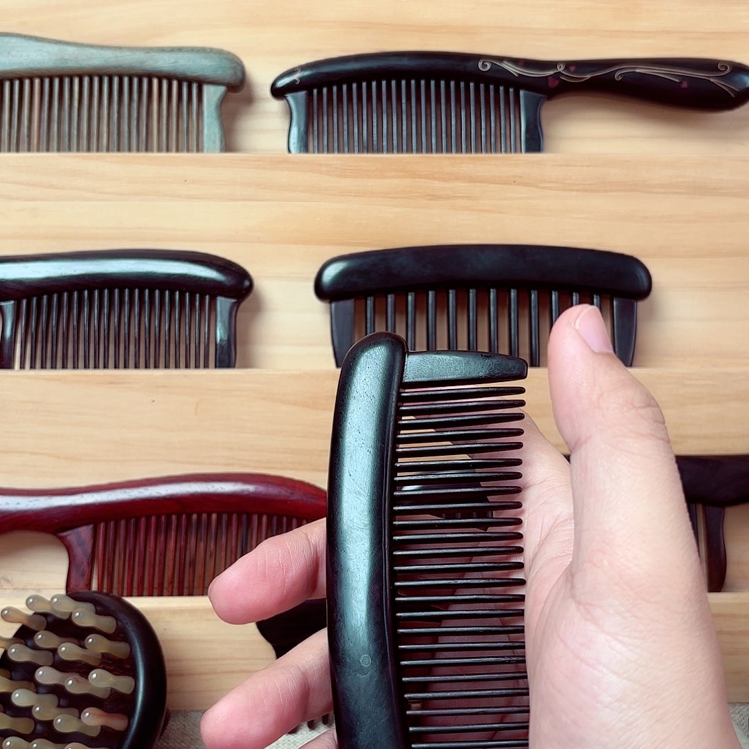 何***言紫光檀短款插齿梳