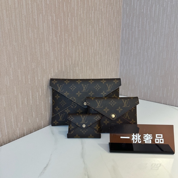 99新 LouisVuitton/路易威登 一桃/LV 老花三合一套娃信封手拿包