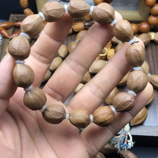 吊坠橄榄核蜜桃臀