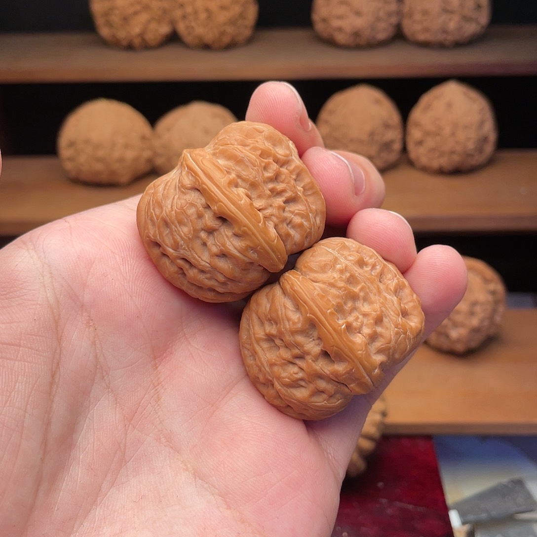 文玩核桃把件37山地红皮平谷元宝