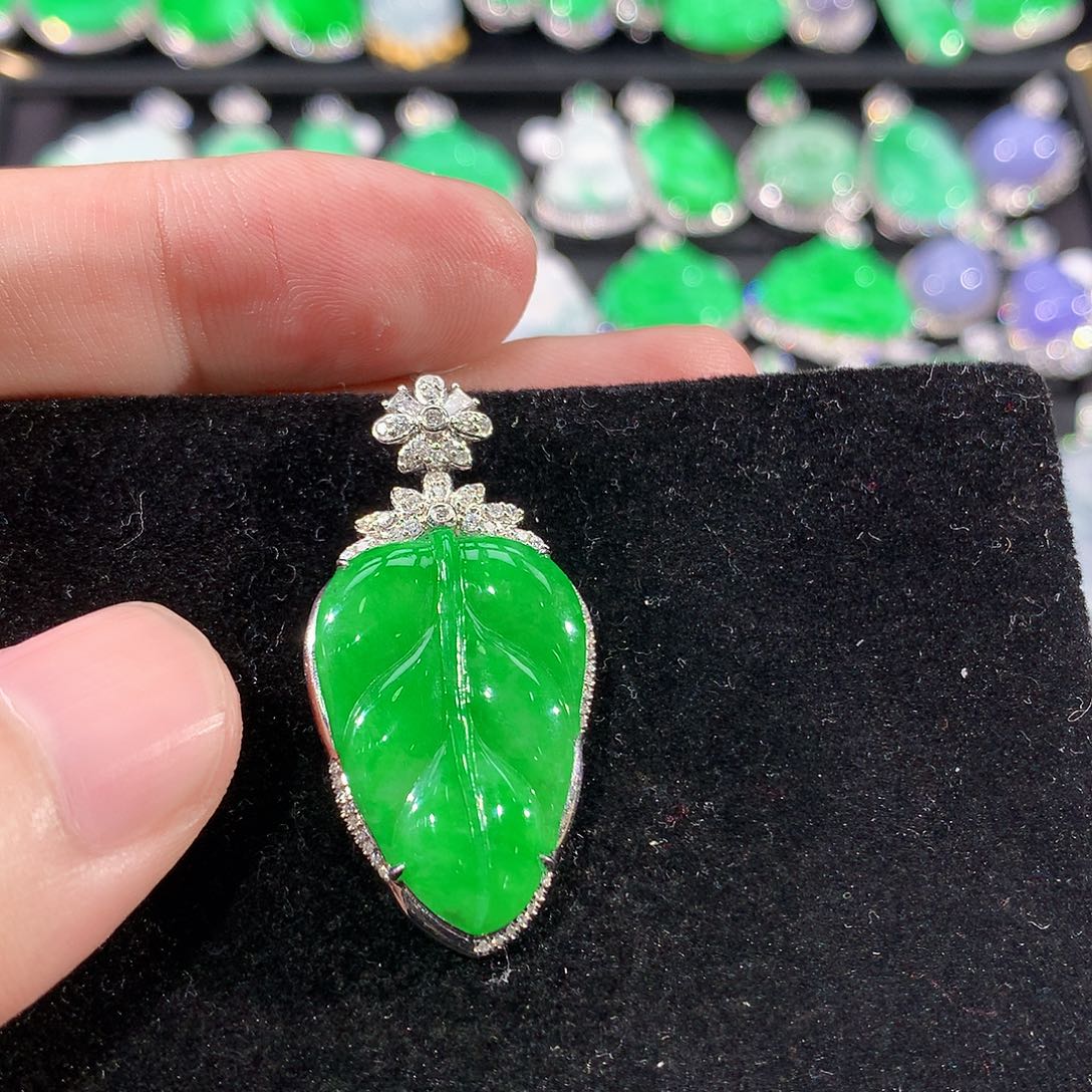 翡翠18K金镶嵌颈饰