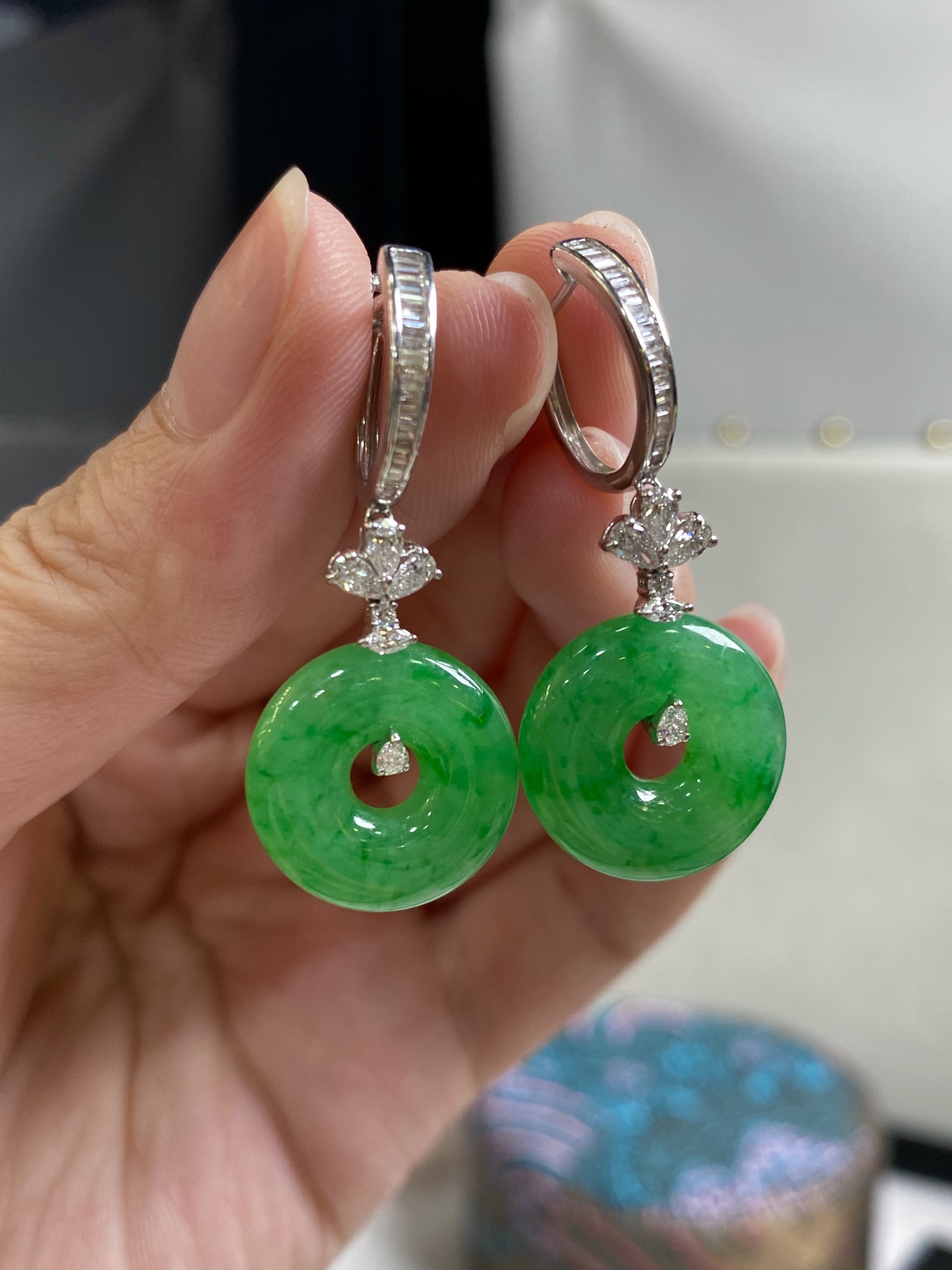 翡翠冰艳绿玉扣耳坠 色泽艳丽 佩戴效果佳 尺寸37.9-16.3-4.4