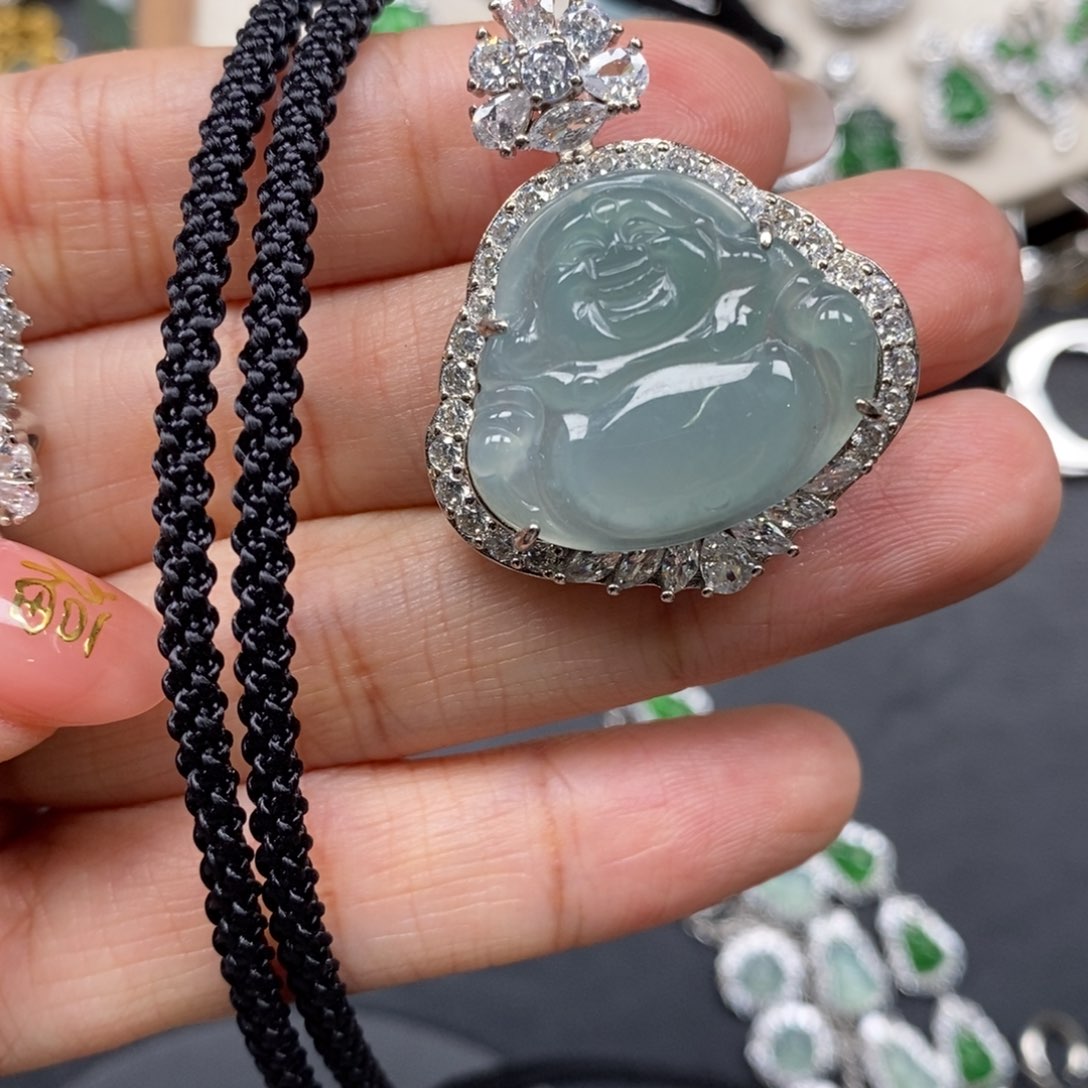 翡翠颈饰未镶嵌翡翠