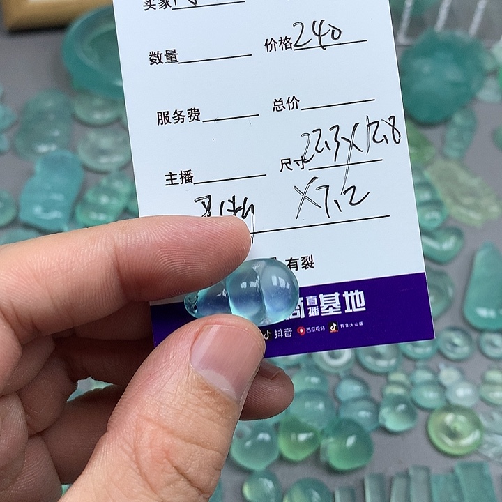 何***在蛇纹石玉未镶嵌颈饰