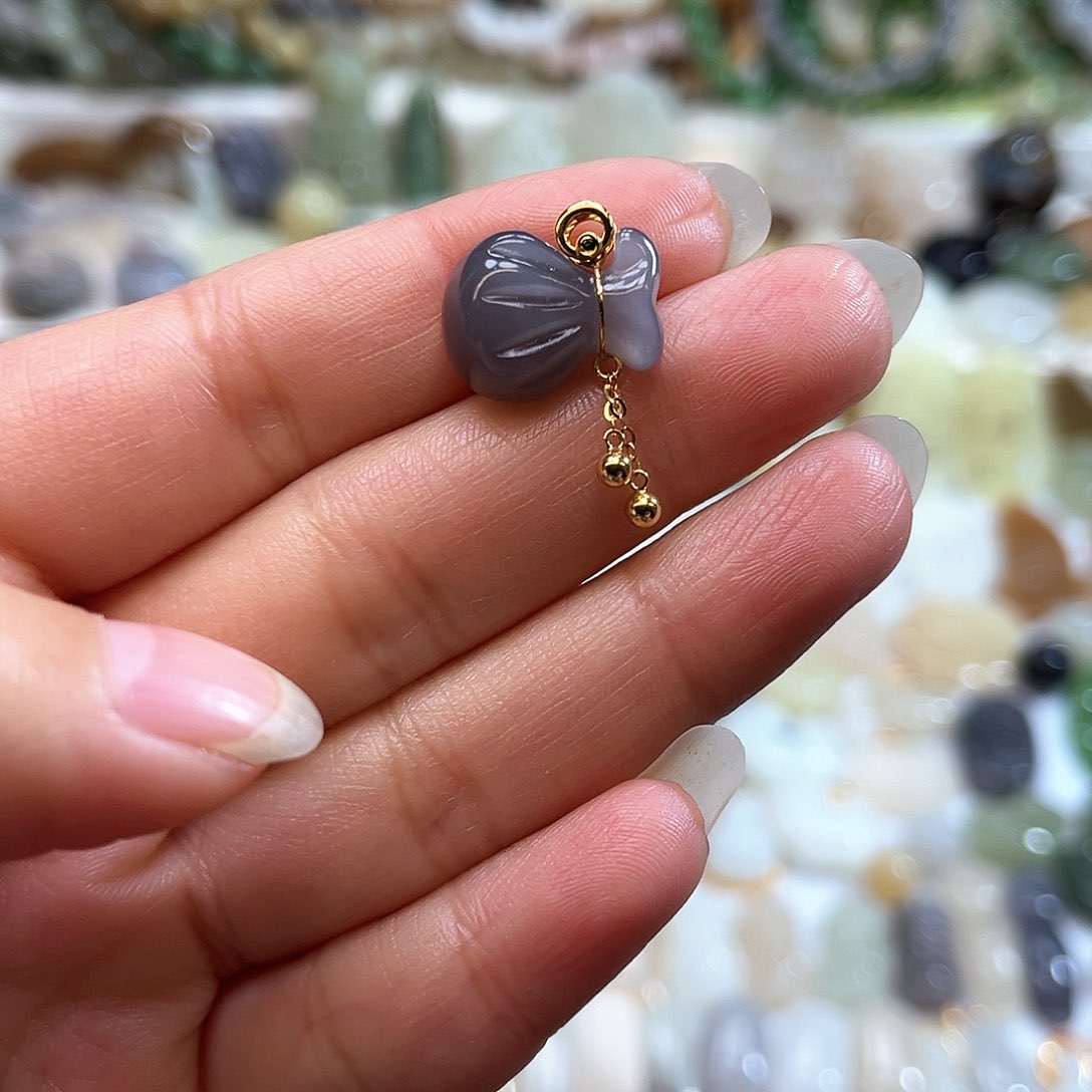 和田玉吊坠(赠链)18K金镶嵌嘉****司