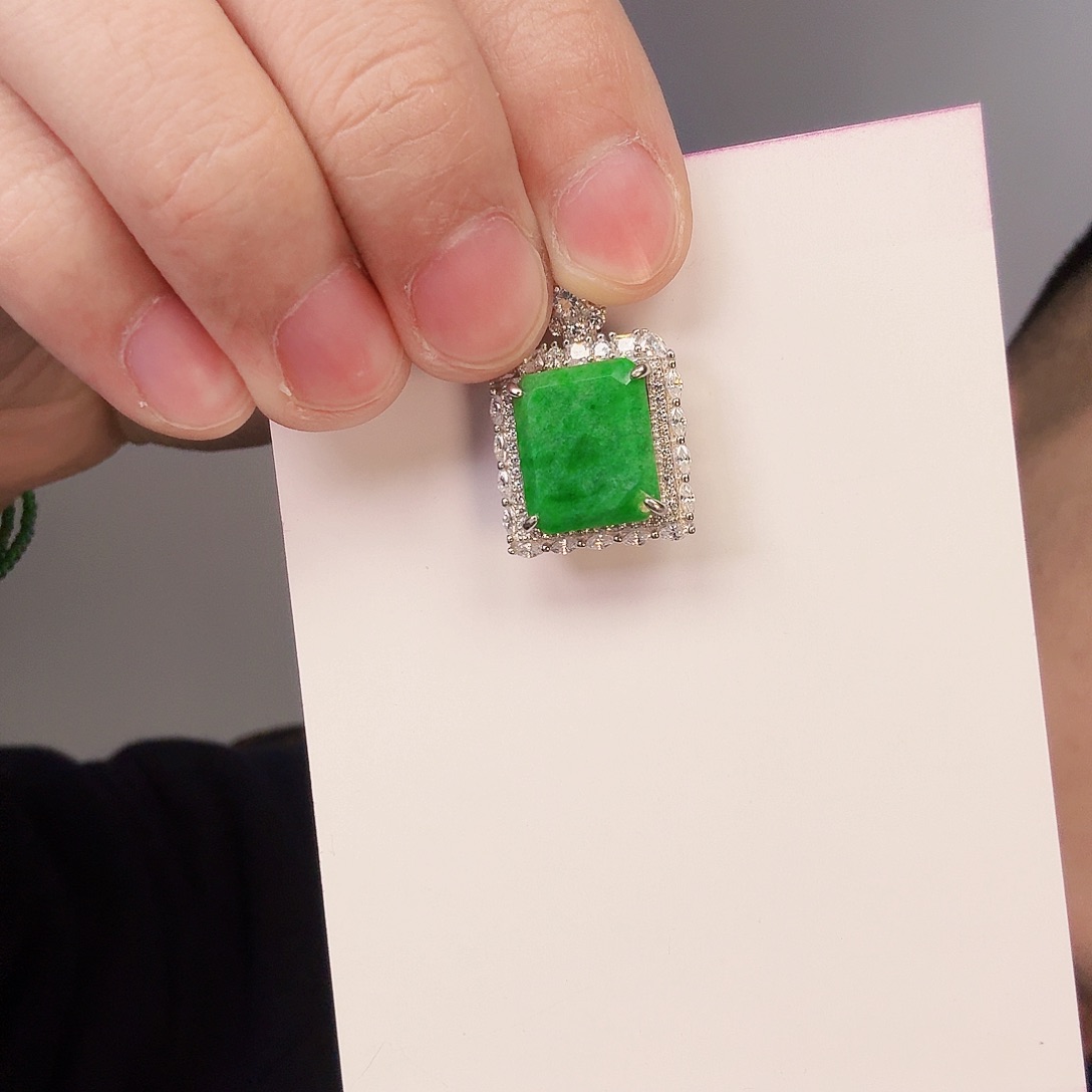 翡翠颈饰未镶嵌一件