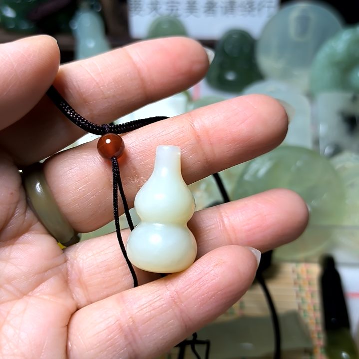 蛇纹石玉颈饰未镶嵌福****?