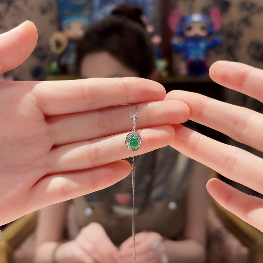 翡翠18K金镶嵌吊坠(赠链)