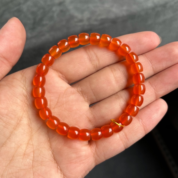 精品南红保山河湾料冰红卡7+直切单圈手串17.9克，珠光宝气时尚款