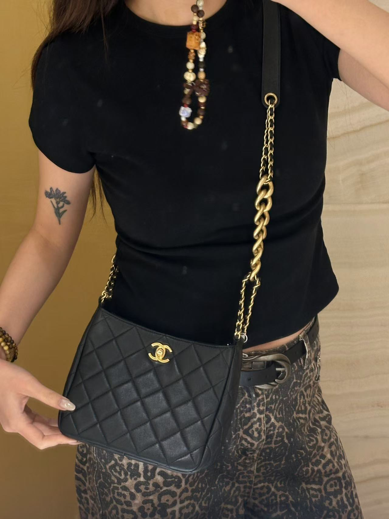 95新 Chanel/香奈儿 展会外场  黑金hobo包